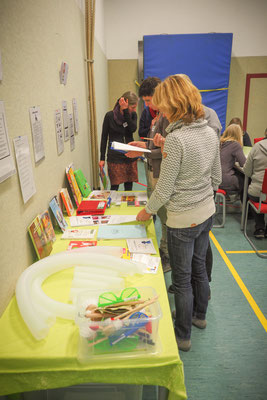 Lehrkräfte informieren sich über Literatur